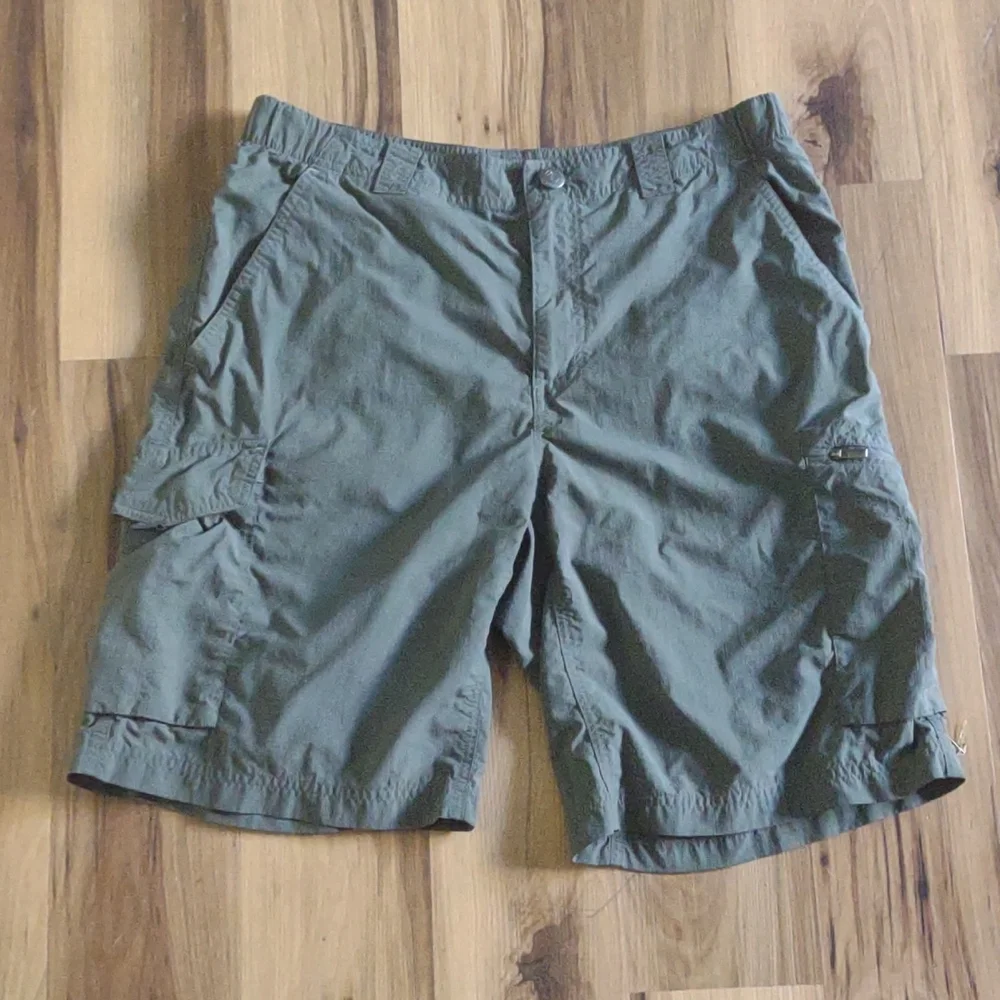 Columbia Men's shorts. Size 34W 10L Green khaki‎ Omni-shade